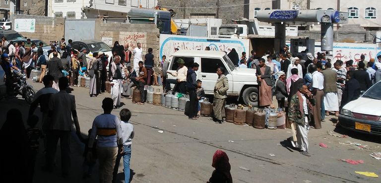 الازدحام في طوابير الحصول على أنابيب الغاز أكوام الحطب تنقلها السيارات للسكان بدلا من الغاز في صنعاء