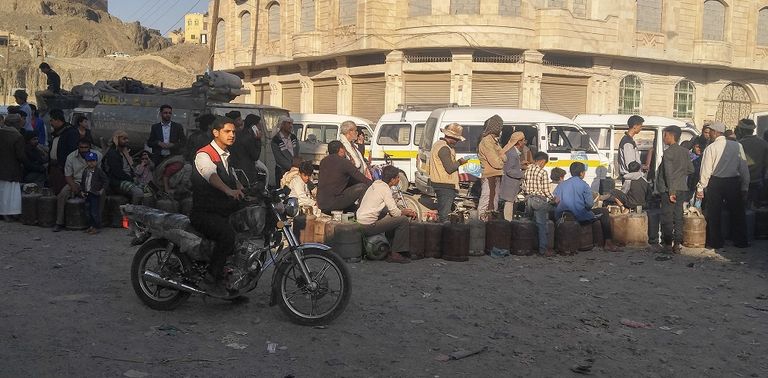 الازدحام في طوابير الحصول على أنابيب الغاز أكوام الحطب تنقلها السيارات للسكان بدلا من الغاز في صنعاء