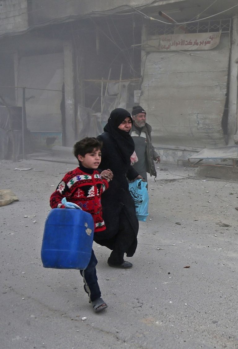 فرار المدنيين من غارات النظام السوري على الغوطة الشرقية- أ.ف.ب قوات النظام السوري على مشارف الغوطة الشرقية