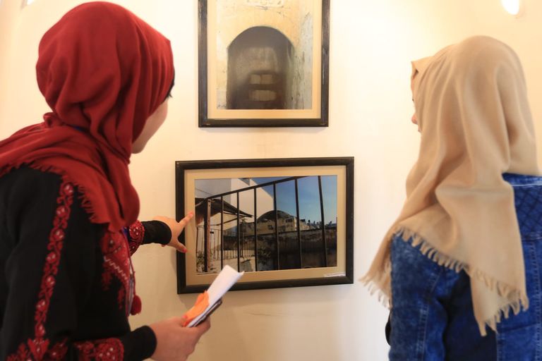 المعرض يضم لوحات تروي حضارة غزة معرض فني بغزة