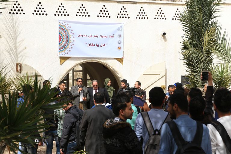 إقبال كبير على المعرض معرض فني بغزة