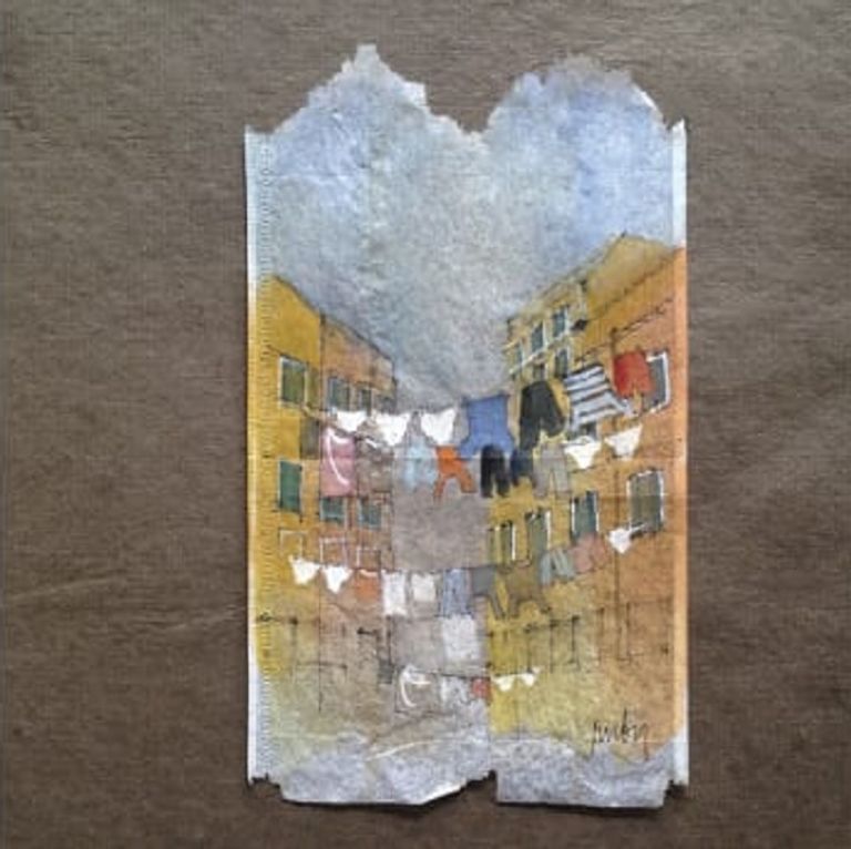 إحدى لوحات روبي الرسم على أكياس الشاي المستعملة