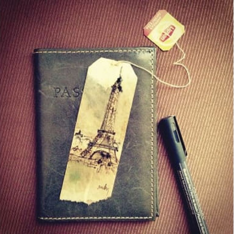 إحدى لوحات روبي الرسم على أكياس الشاي المستعملة