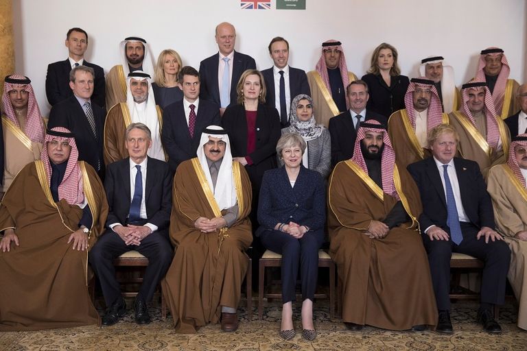 صورة تذكارية بين الوفدين السعودي والبريطاني عقب انتهاء المباحثات مباحثات مثمرة بين محمد بن سلمان وتيريزا ماي
