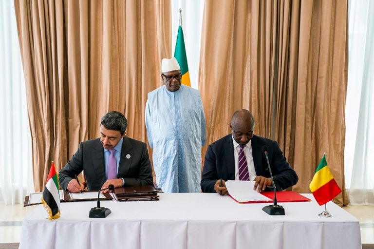 الشيخ عبد الله بن زايد آل نهيان يوقع على اتفاقيتين ومذكرة تفاهم مع مالي الشيخ عبد الله بن زايد آل نهيان يصافح رئيس مالي