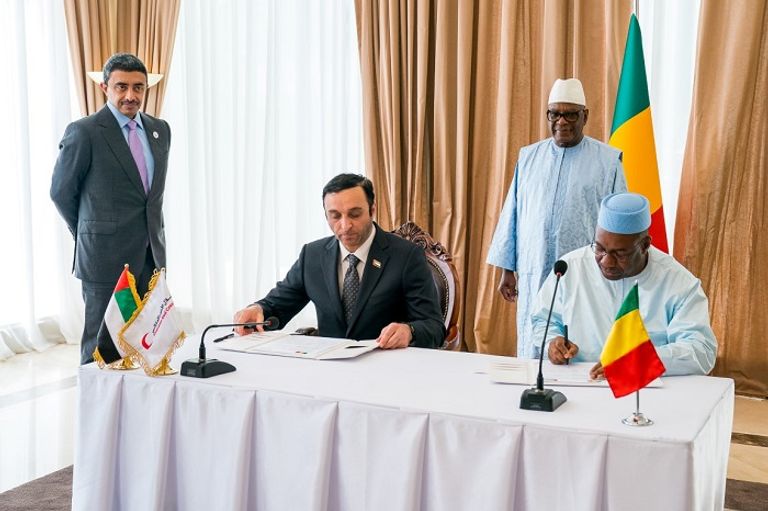 فهد عبد الرحمن بن سلطان خلال توقيعه اتفاقية ومذكرة تفاهم مع الجانب المالي