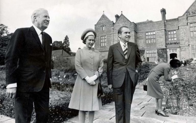 القصر عاد إلى أضواء الإعلام بنبأ زيارة الأمير محمد بن سلمان