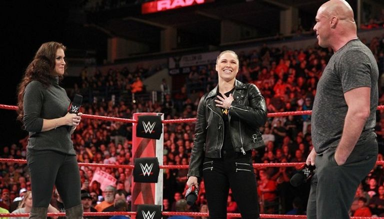 كيرت أنجل وستيفاني ماكمان وروندا راوزي وتربل إتش على الحلبة