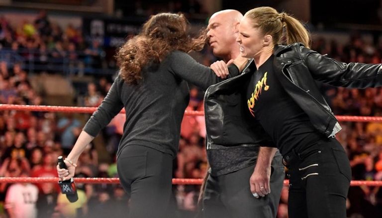 كيرت أنجل وستيفاني ماكمان وروندا راوزي وتربل إتش على الحلبة