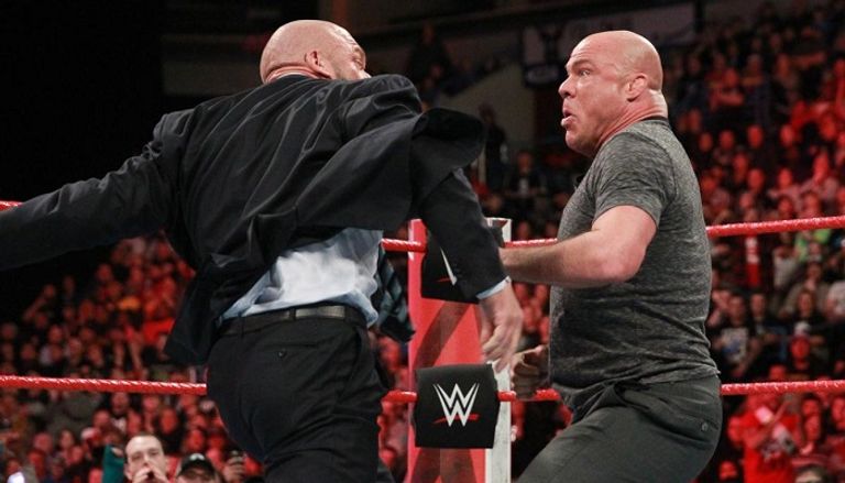 كيرت أنجل وستيفاني ماكمان وروندا راوزي وتربل إتش على الحلبة