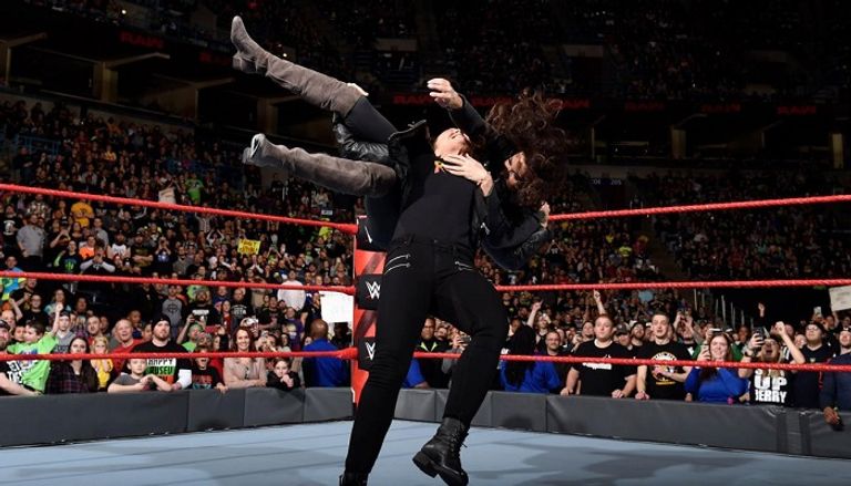 كيرت أنجل وستيفاني ماكمان وروندا راوزي وتربل إتش على الحلبة