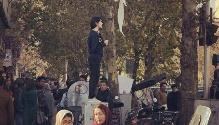 السيدة الإيرانية التي خلعت حجابها أثناء الاحتجاجات