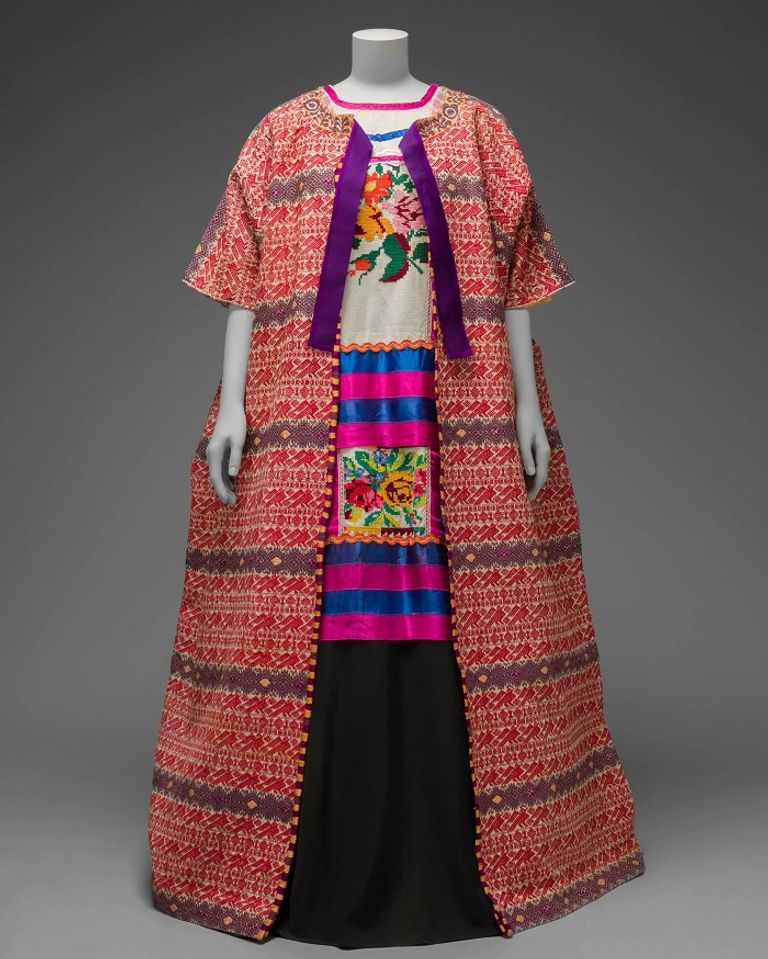 من ملابس فريدا كاهلو الفنانة المكسيكية فريدا كالو