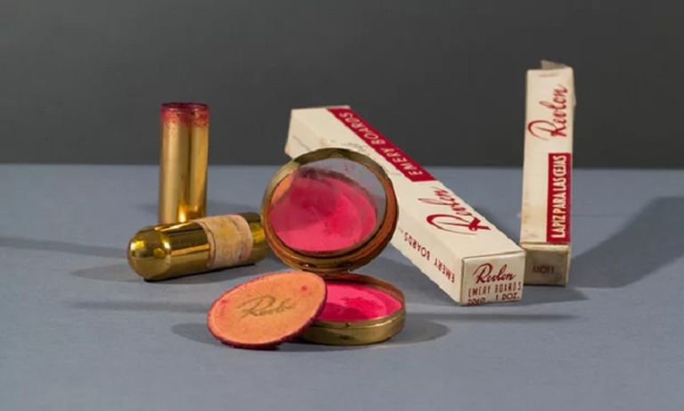 من أدوات التجميل الخاصة بفريدا الفنانة المكسيكية فريدا كالو