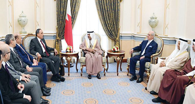 رئيس وزراء البحرين خلال استقبال بعثة الأهرام الأمير خليفة بن سلمان آل خليفة
