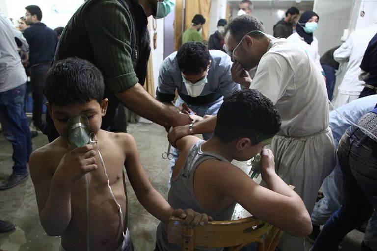 جانب من حالات الاختناق في غارات الأربعاء (أ ف ب) جانب من حالات الاختناق في غارات الأربعاء (أ ف ب)