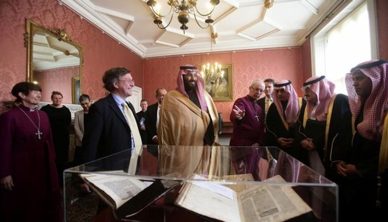 الأمير محمد بن سلمان أثناء زيارة كبير أساقفة كانتربري - رويترز