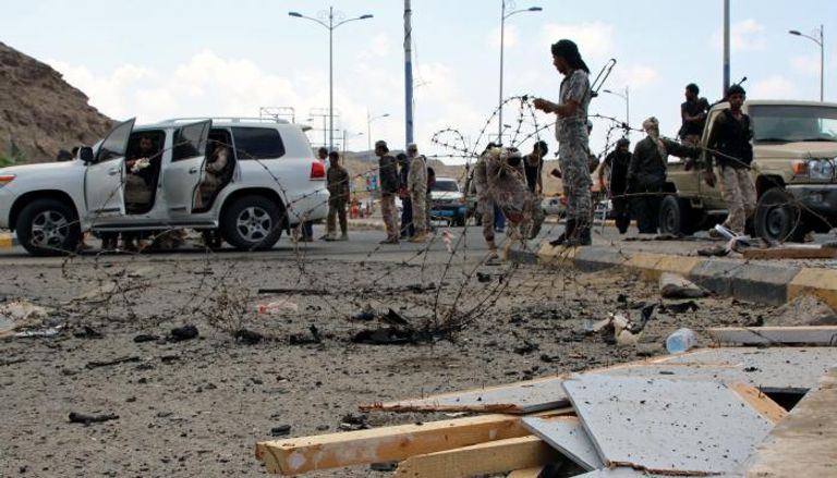 أحد مواقع التفجيرات التي قام بها تنظيم القاعدة في اليمن (رويترز)
