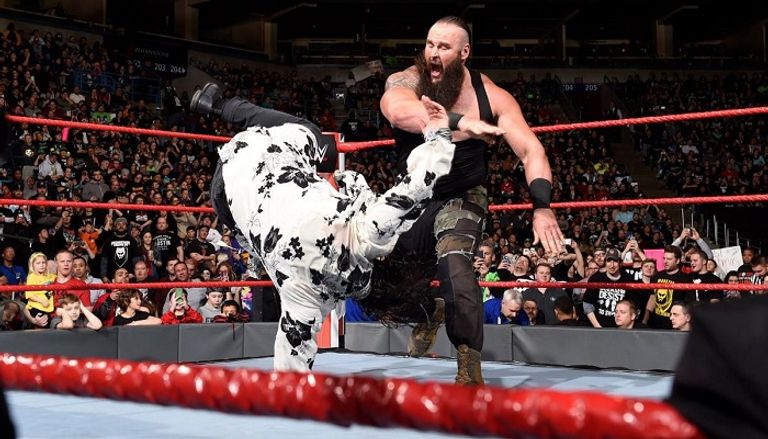 برون سترومان يحطم جيتارا ضخما على ظهر إلايس سامسون