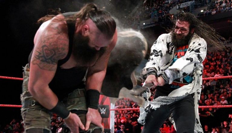 برون سترومان يحطم جيتارا ضخما على ظهر إلايس سامسون