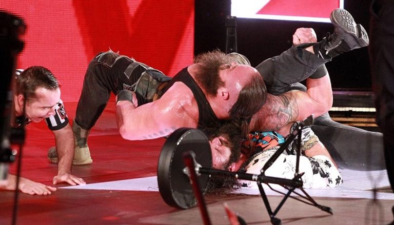 برون سترومان يحطم جيتارا ضخما على ظهر إلايس سامسون