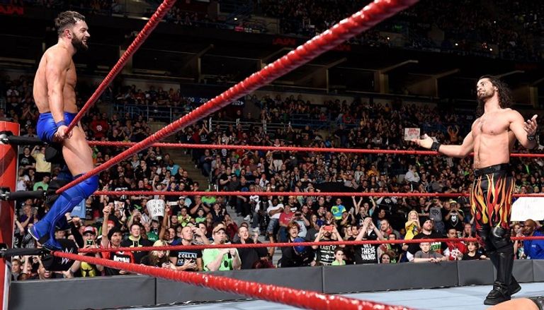 ذا ميز يسخر من سيث رولينز وفين بالور