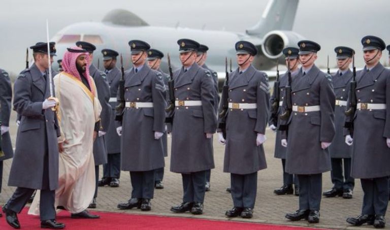الأمير محمد بن سلمان يستعرض حرس الشرف لدى وصوله قاعدة "نورث هولت" الجوية. محمد بن سلمان يلتقي وزير الدفاع البريطاني