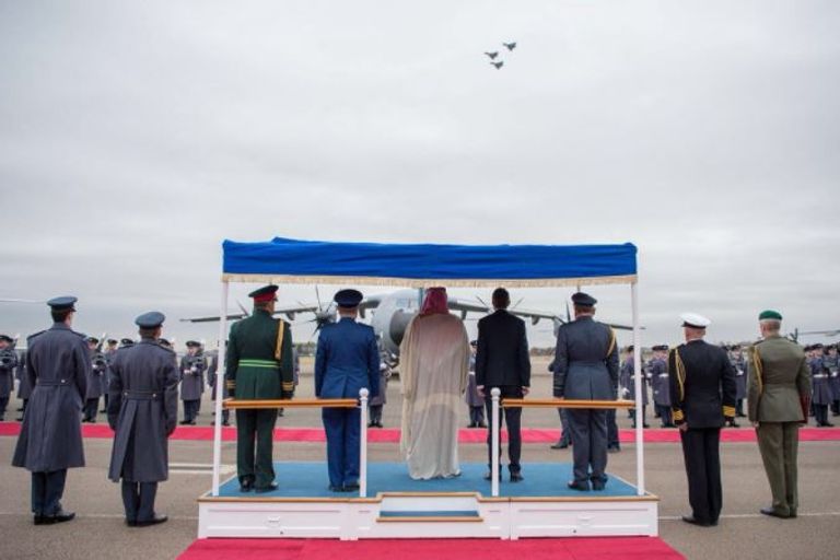 طائرات تايفون تحلق في سماء القاعدة ترحيباً بولي العهد السعودي محمد بن سلمان يلتقي وزير الدفاع البريطاني