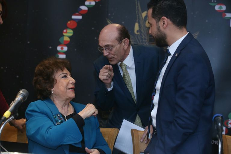 محمد صبحي يتحدث مع سميحة أيوب خلال المؤتمر مؤتمر إعلان ترتيبات مهرجان شرم الشيخ المسرحي