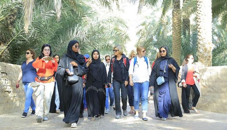 مشاركات في المسيرة في جولة بمدينة العين