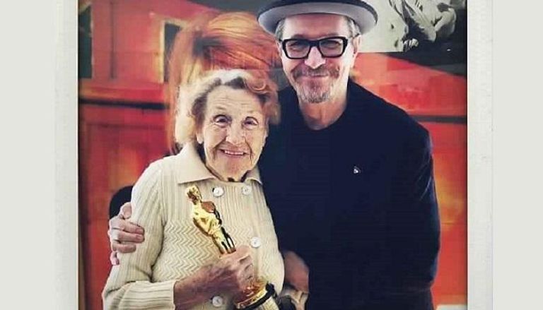 جاري أولدمان مع والدته وجائزة الأوسكار