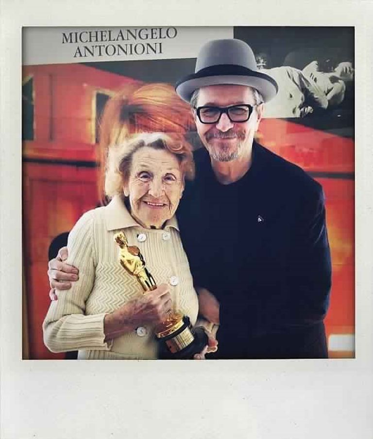 جاري أولدمان ووالدته تحمل الأوسكار