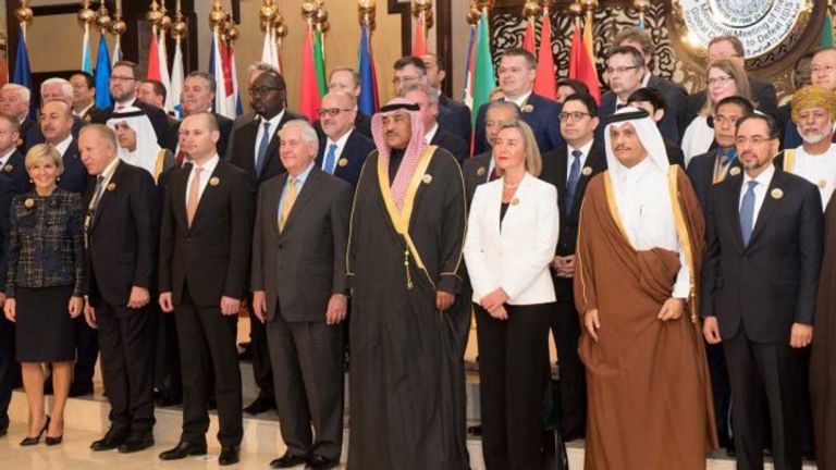 الصورة الختامية لمؤتمر إعادة إعمار العراق بالكويت العبادي وجهانغيري خلال الزيارة غير التقليدية