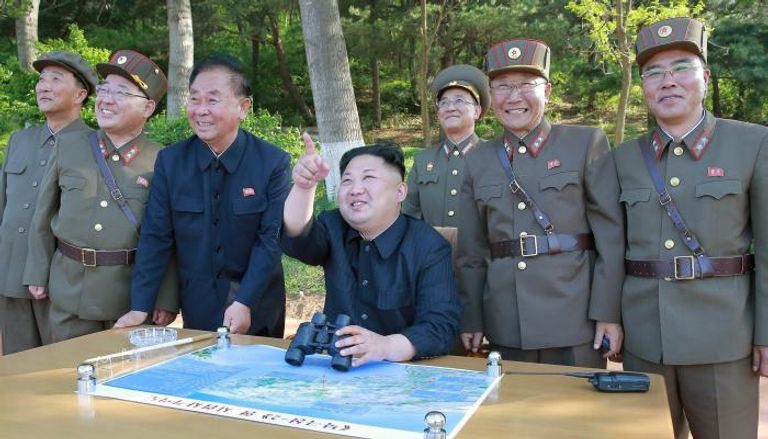 زعيم كوريا الشمالية وسط مساعديه- صورة أرشيفية