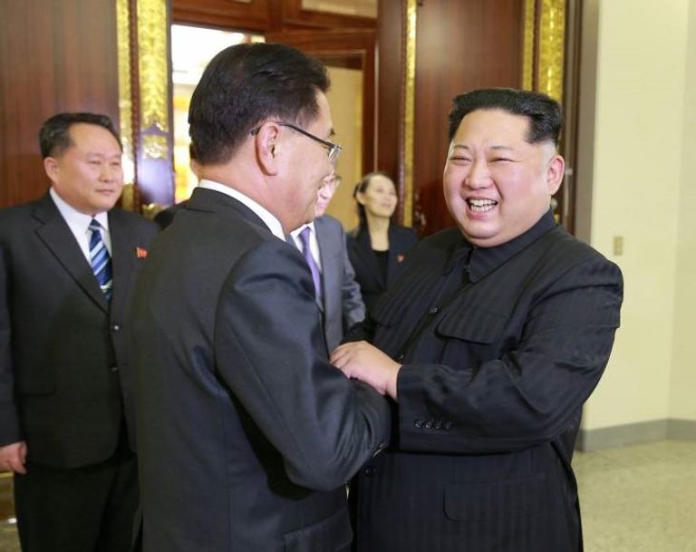 زعيم كوريا الشمالية يصافح مبعوث وفد سول- أرشيفية زعيم كوريا الشمالية وسط مساعديه- صورة أرشيفية