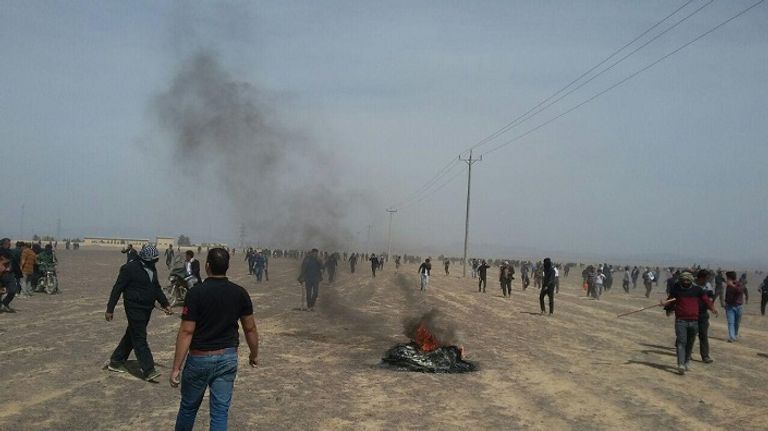 المزارعون أشعلوا النار فى الإطارات عقب إطلاق قوات القمع الغاز المسيل للدموع قوات الأمن الإيراني أطلقت الغاز المسيل للدموع على المزارعين