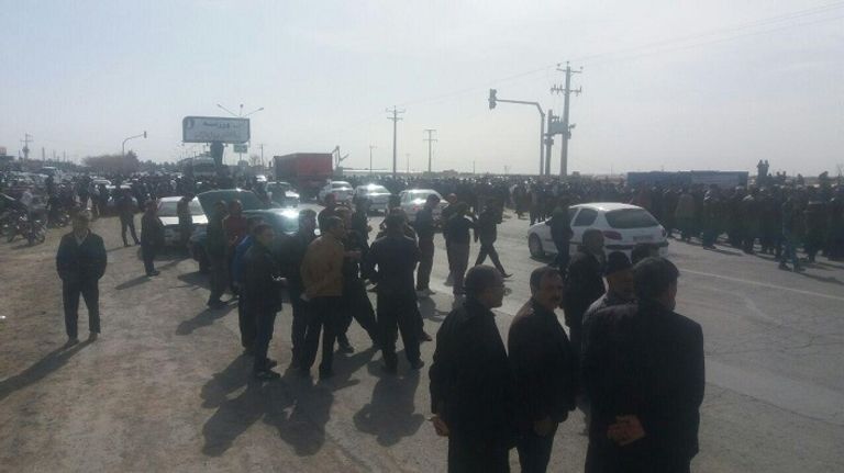 مسيرة للمزارعون إلى مبني محافظة أصفهان قوات الأمن الإيراني أطلقت الغاز المسيل للدموع على المزارعين