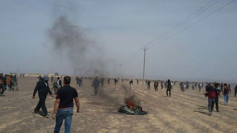 قوات الملالي تقمع الفلاحين بعد جفاف نهر رئيسي بإيران قوات الملالي تقمع الفلاحين