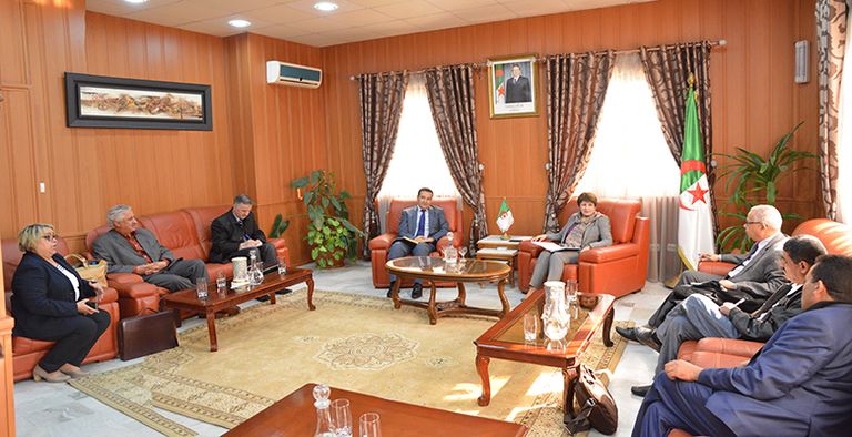 اجتماع بين وزيرة التربية الجزائرية وممثلي النقابات المضربة امتحان البكالوريا في الجزائر - أرشيفية