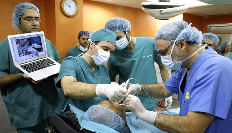  مريض يخضع لعملية معالجة للأسنان 