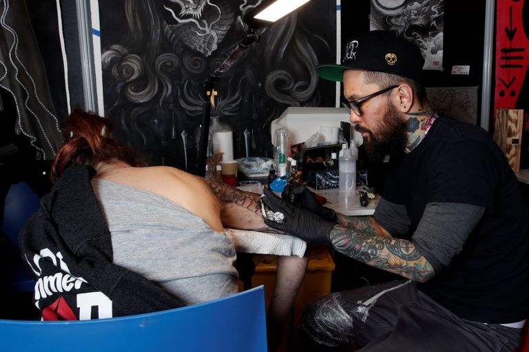 شاب يستعرض رسوم التاتو على جسده