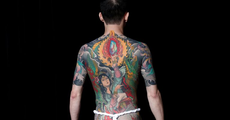 شاب يستعرض رسوم التاتو على جسده