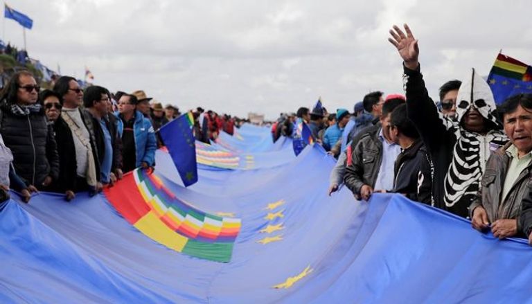 البوليفيون يحملون علم استعادة الحقوق البحرية - رويترز