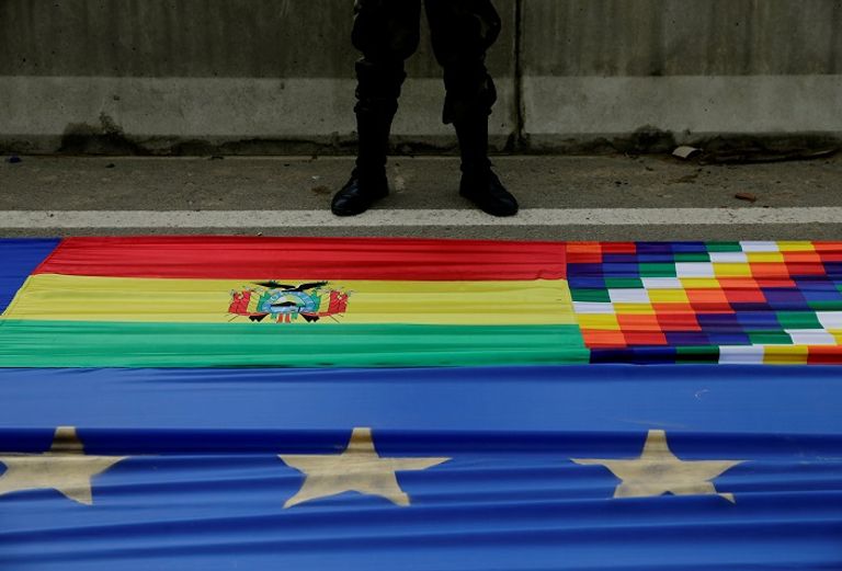 علم استعادة الحقوق البحرية البوليفيون يحملون علم استعادة الحقوق البحرية - رويترز