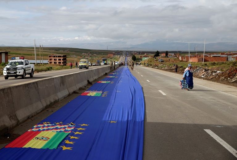 علم استعادة الحقوق البحرية البوليفيون يحملون علم استعادة الحقوق البحرية - رويترز