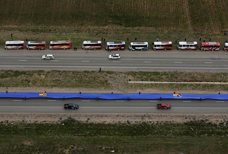 علم استعادة الحقوق البحرية البوليفيون يحملون علم استعادة الحقوق البحرية - رويترز