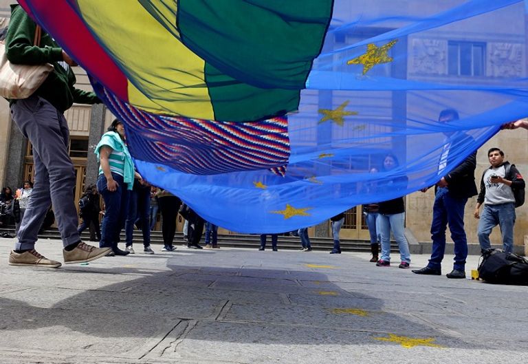 علم استعادة الحقوق البحرية البوليفيون يحملون علم استعادة الحقوق البحرية - رويترز