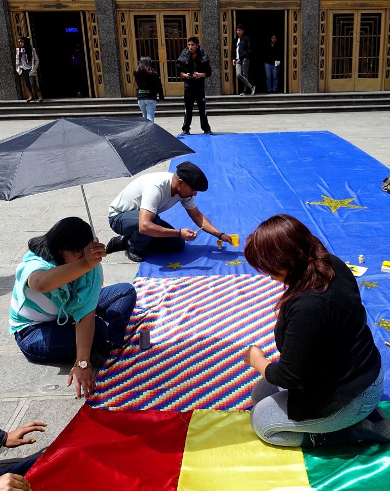 علم استعادة الحقوق البحرية البوليفيون يحملون علم استعادة الحقوق البحرية - رويترز