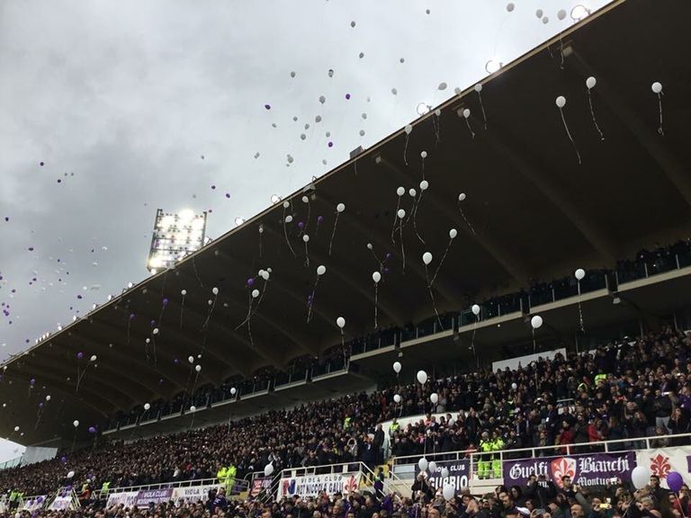 فيتور هوجو  لاعب فيورنتينا يقدم التحية لقميص أستوري جماهير فيورنتينا تودع قائدها ديفيد أستوري