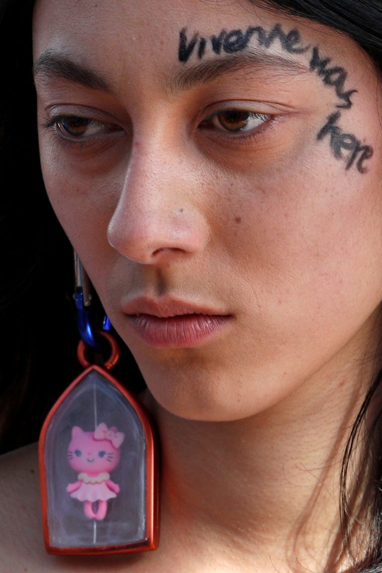 أقراط هيلو كيتي صيحات غريبة لخريف وشتاء 2018